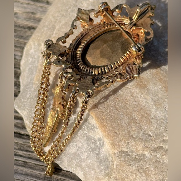 💚 Vintage Emerald Green Gold Tone Brooch - Picture 8 of 10